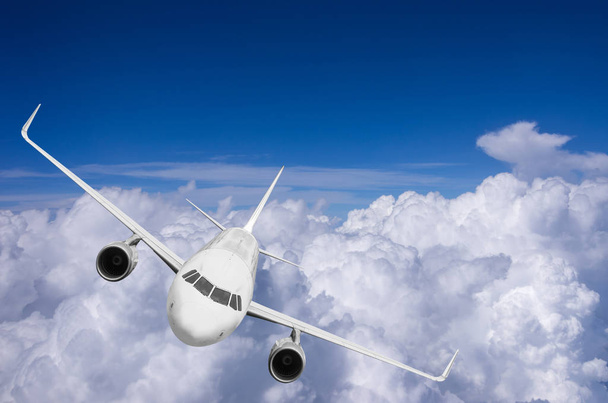 vliegtuig dat boven wolken vliegt - Foto, afbeelding