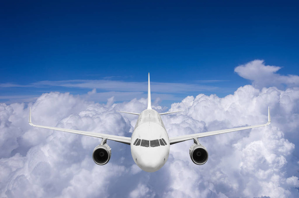 avion volant au-dessus des nuages - Photo, image