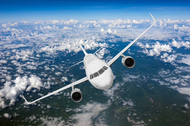 αεροπλάνο που πετάει πάνω από σύννεφα - Φωτογραφία, εικόνα