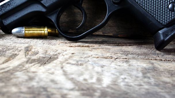 Kugeln und Gewehre auf dem Holz - Foto, Bild