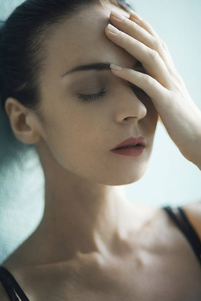 Woman having headache - Foto, afbeelding