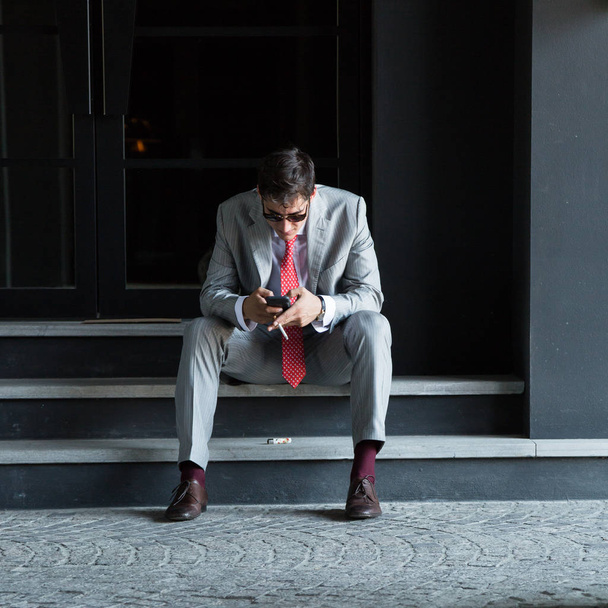 Модный мужчина позирует во время Недели моды в Милане
 - Фото, изображение