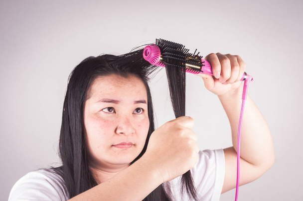 Les femmes avec des rouleaux de cheveux sont sérieuses au sujet des problèmes de cheveux
 - Photo, image