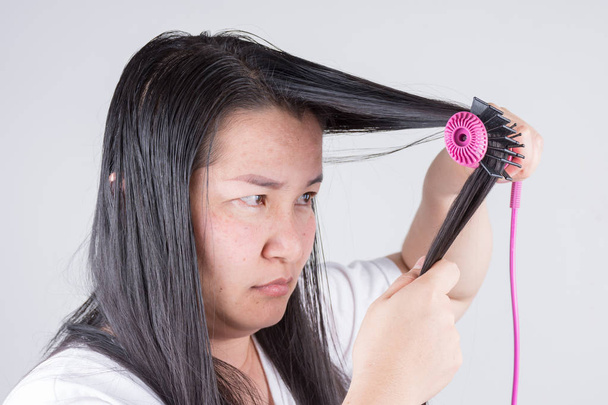 Las mujeres con rodillos para el cabello son serios acerca de los problemas del cabello
 - Foto, imagen