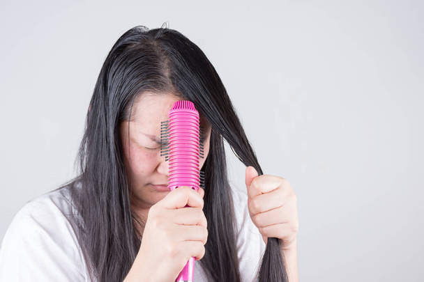 Frauen mit Haarrollen haben ernsthafte Probleme mit den Haaren - Foto, Bild