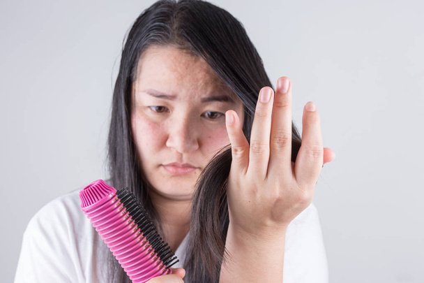 Οι γυναίκες με μαλλιά οδοστρωτήρες είναι σοβαρά προβλήματα μαλλιών - Φωτογραφία, εικόνα