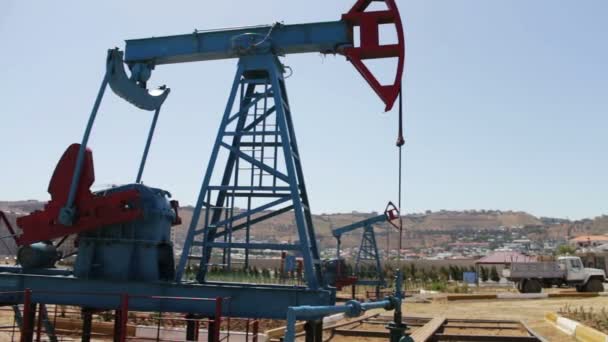 Öljypumput toimiva öljykenttä Baku, Azerbaidzan.Siluetti työskentely öljypumppu taustalla sininen taivas ja pilvet.Öljykentät
 - Materiaali, video
