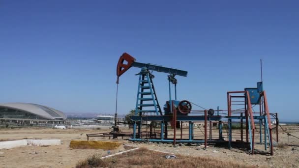 Olej pumpjacks w polu pracy ropy w Baku, Azerbaijan.Silhouette pracy pompy oleju na tle błękitnego nieba i chmur. Pól naftowych - Materiał filmowy, wideo