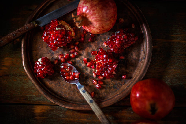 Ripe juicy pomegranates - Valokuva, kuva