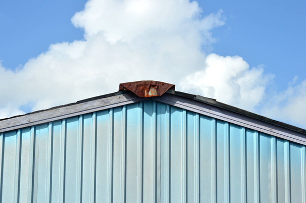 toit de la maison contre ciel bleu - Photo, image