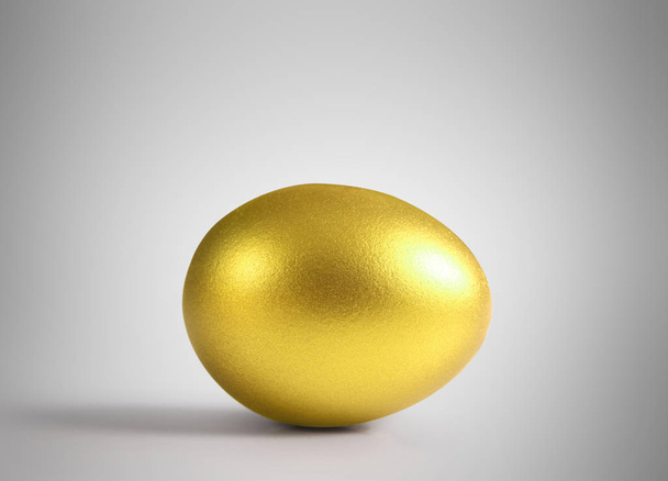 złote jajko wielkanocne na białym tle - Zdjęcie, obraz
