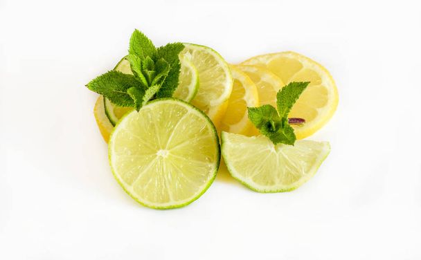 Kalk en citroen gesneden op witte achtergrond - Foto, afbeelding