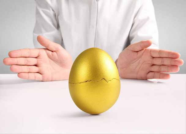 La celebración de huevos de oro
 - Foto, imagen