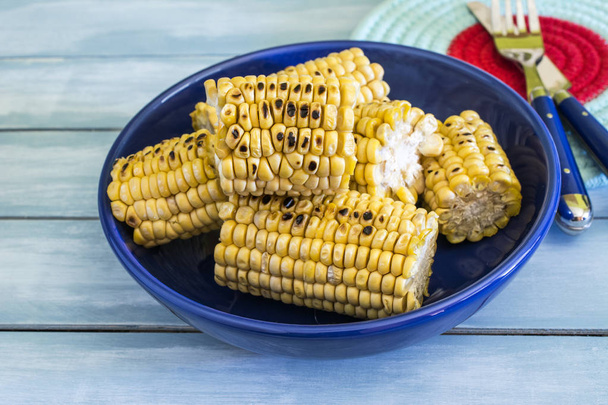 épis de maïs rôtis servis sur une assiette
 - Photo, image