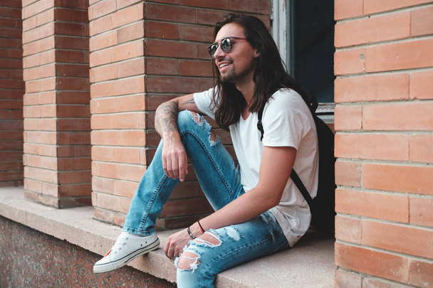 Modello hipster con capelli lunghi
 - Foto, immagini