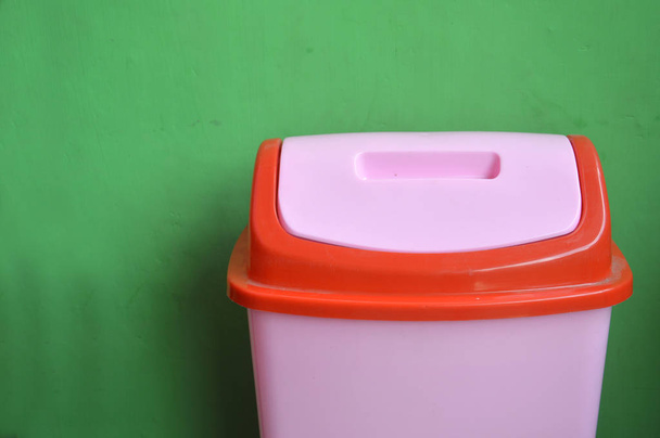 różowy pojemniki plastikowe na zielony ściana - Zdjęcie, obraz