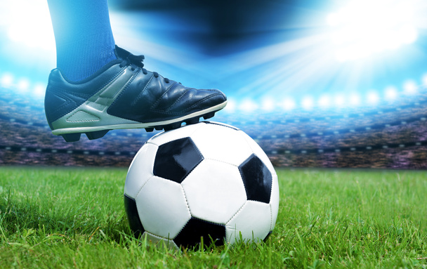 Füße eines Fußballers mit Ball  - Foto, Bild