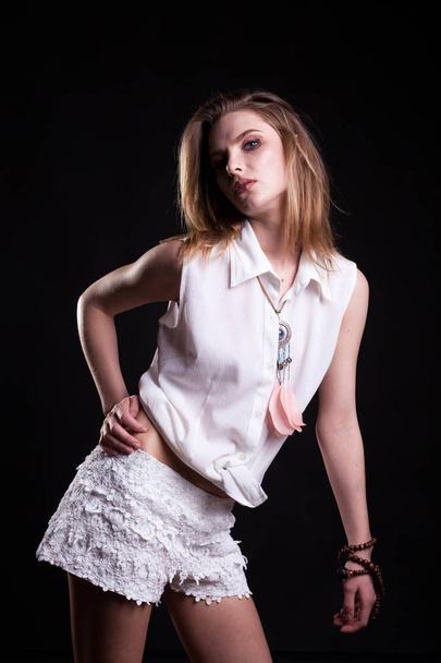 attraktives Modell in weißen Hemden auf schwarzem Hintergrund im Studio - Foto, Bild