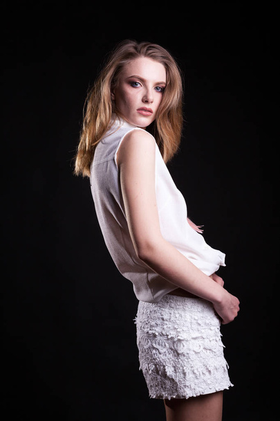 Σέξι μοντέλο σε λευκά πουκάμισα, θέτοντας το στυλ της μόδας - Φωτογραφία, εικόνα