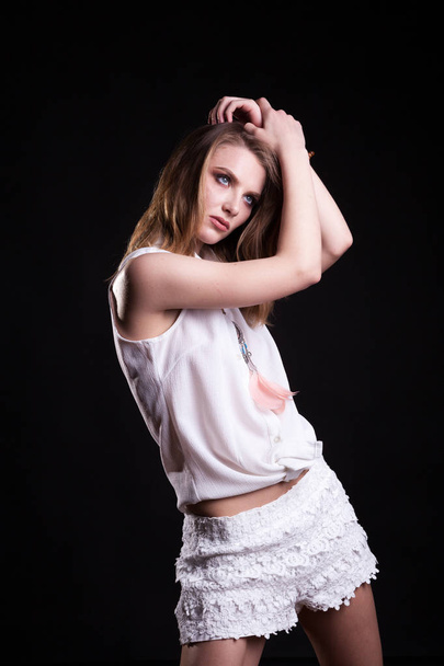 Prachtig model in witte shirts op zwarte achtergrond in de studio pho - Foto, afbeelding