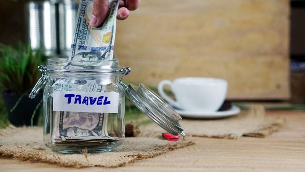 Ahşap masa ve doğa arka plan üzerinde seyahat için para tasarrufu - Fotoğraf, Görsel