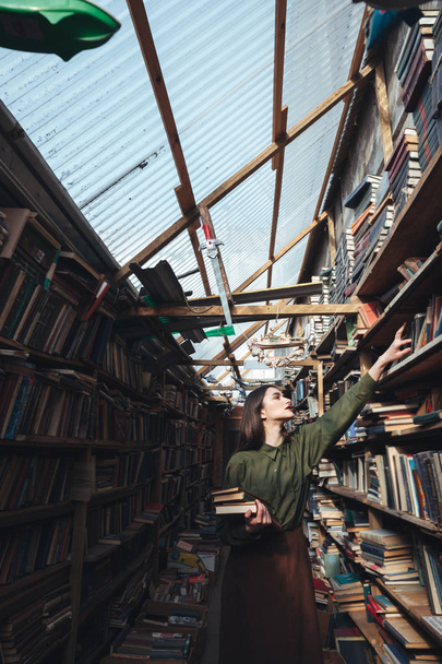 Vertical image of girl in library - Zdjęcie, obraz