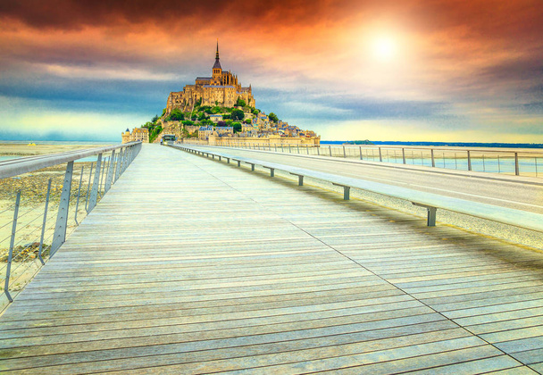 Wonderful historc Mont Saint Michel tidal island with bridge, Francia
 - Foto, imagen