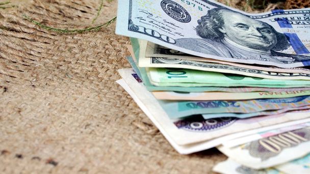 US-Dollar, koreanischer Won, Euro-Scheine und einige Geldscheine und Banknoten - Foto, Bild