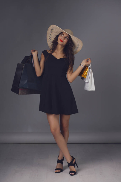 Fiatal nő, elegáns fekete ruha és a nyári kalap - Fotó, kép