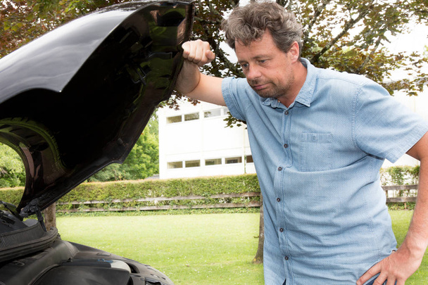 muž hledá problémy motoru auto přestávky - Fotografie, Obrázek