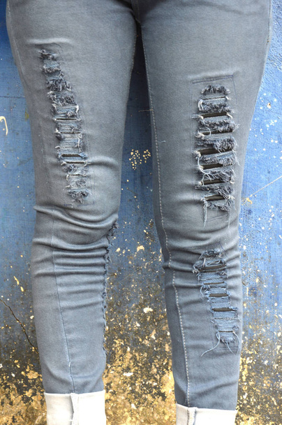 jeans negros descoloridos en pared de hormigón
 - Foto, Imagen