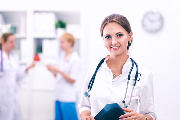 Žena lékař stojící v nemocnici s lékařským stetoskopem - Fotografie, Obrázek