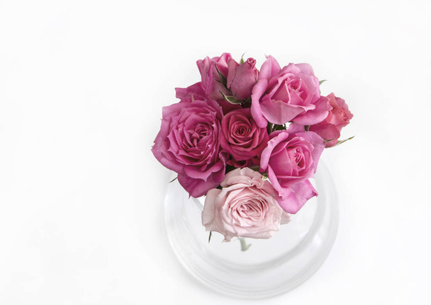 Μπουκέτο με φυσικά τριαντάφυλλα σε λευκό φόντο. - Φωτογραφία, εικόνα