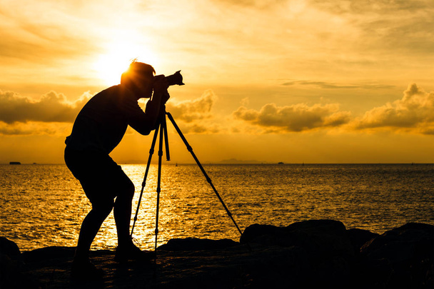 Silhouet van de mens nemen van foto met statief - Foto, afbeelding