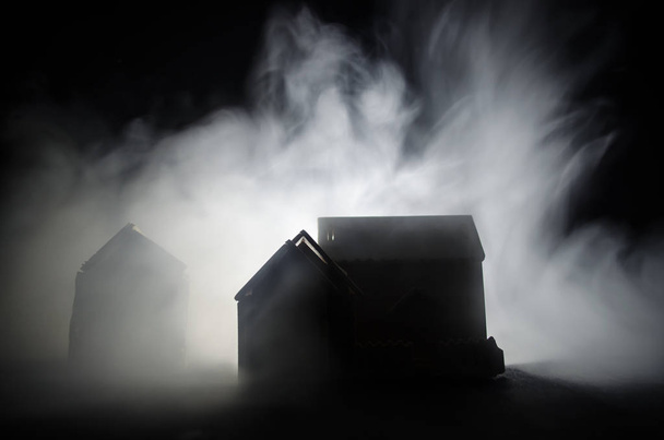月明かりの晩に幽霊や霧の中でホラーお化け屋敷を放棄された古い家。現実的な大きな満月の古い神秘的なヴィラ。ホラー コンセプト. - 写真・画像