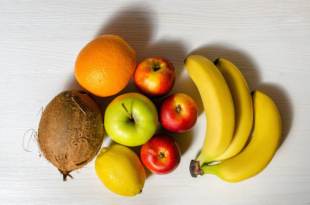 тропічні фрукти на білому дерев'яному столі
 - Фото, зображення