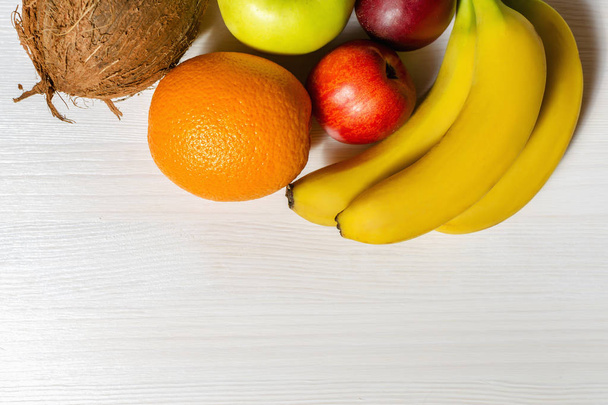 тропічні фрукти на білому дерев'яному столі
 - Фото, зображення
