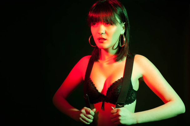 Sexy vrouw dragen van lingerie in rood en groen licht - Foto, afbeelding