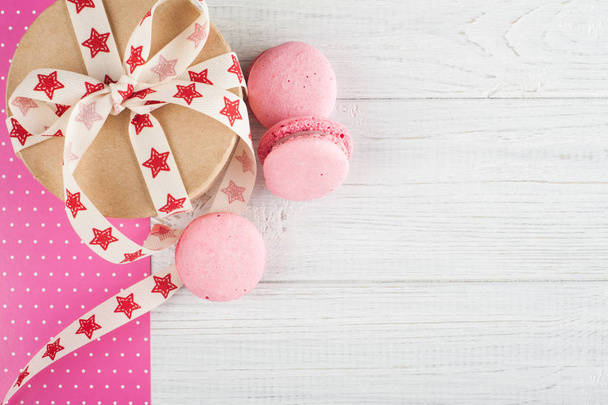 Macarrones rosados y caja de regalo kraft
 - Foto, Imagen