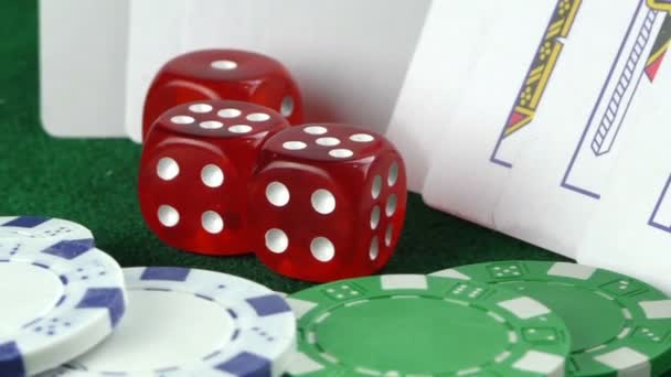 ギャンブルの赤いサイコロ ポーカーのカードとお金チップ - 映像、動画