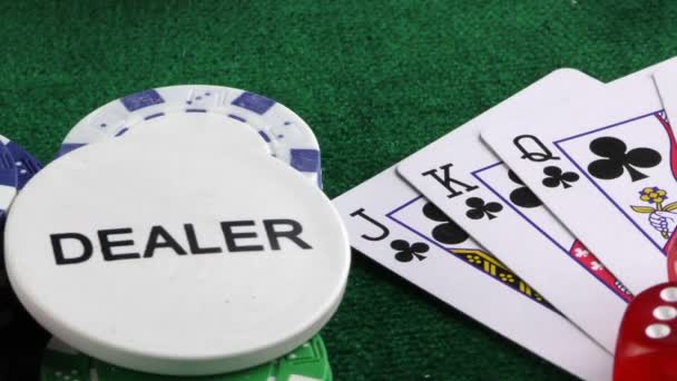 Τυχερά παιχνίδια καρτών πόκερ ζάρια κόκκινο και chips εικονικών χρημάτων - Πλάνα, βίντεο
