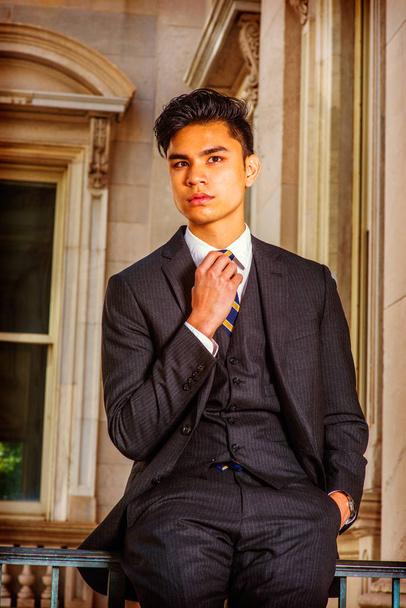 Retrato de Jovem Asiático-Americano Homem de Negócios em Nova York
 - Foto, Imagem