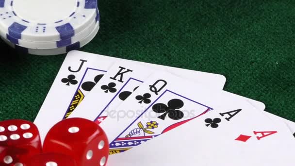 Hazard, peníze čipy a karty Poker červené kostky - Záběry, video