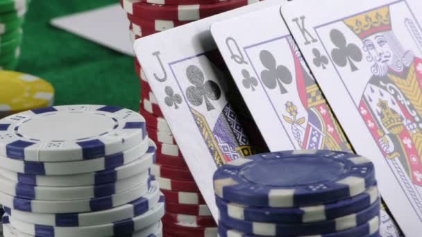 Hazard, peníze čipy a karty Poker červené kostky - Záběry, video