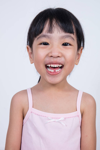 Gelukkig Aziatische Chinese meisje met tandeloze glimlach - Foto, afbeelding