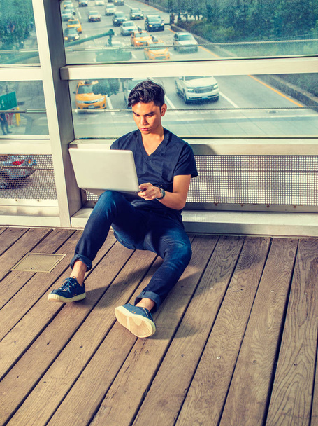 Fiatal ázsiai-amerikai ember dolgozik a laptop számítógép-kívül-n - Fotó, kép