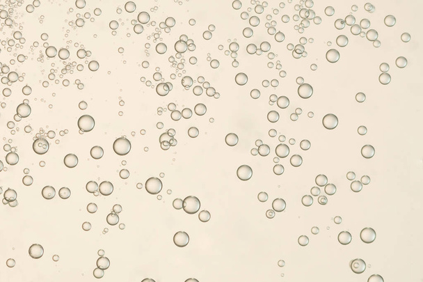 Belas bolhas douradas de fizz sobre um fundo borrado - Foto, Imagem