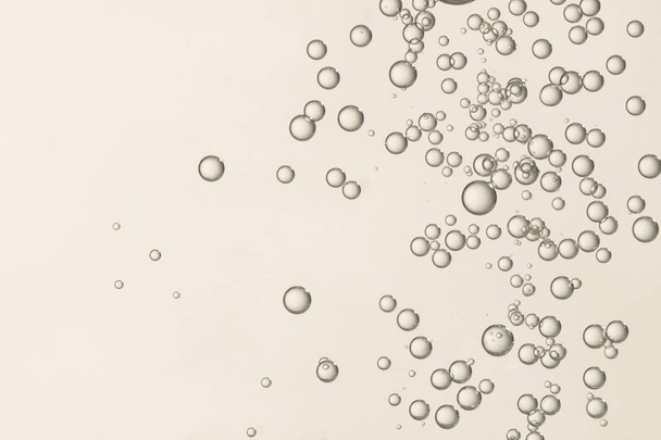Molte bolle di gas marrone chiaro isolate su uno sfondo sfocato - Foto, immagini