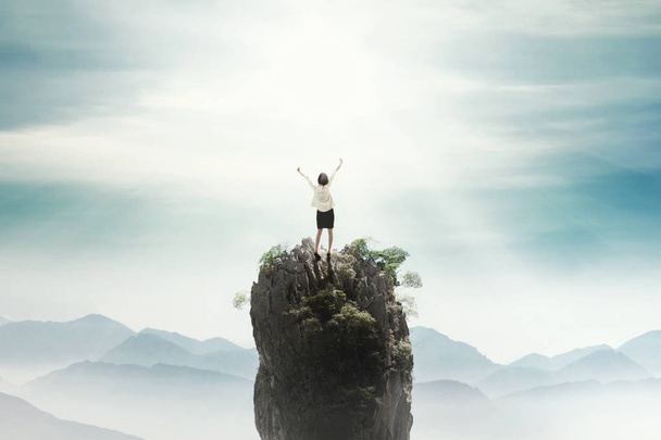 Žena stojící na vrcholu - Fotografie, Obrázek