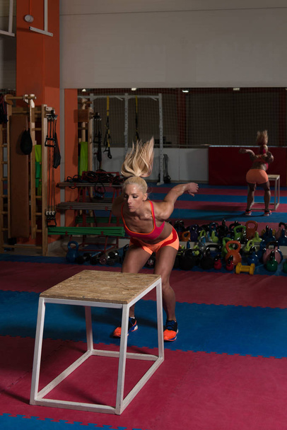 Woman Working Out With Fit Box At Gym - Zdjęcie, obraz